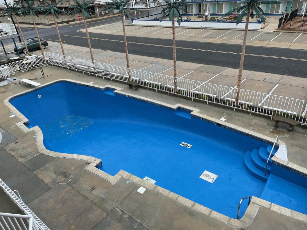 Click image for larger version  Name:	Empty_Pool.jpg Views:	0 Size:	165.4 KB ID:	32450