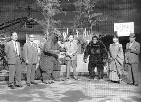 Click image for larger version

Name:	Shinto_priest_purifies_set_of_King_Kong_vs._Godzilla.jpg
Views:	238
Size:	52.8 KB
ID:	34468