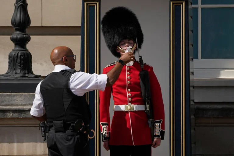 Click image for larger version

Name:	Britain_Heat_89615.jpg
Views:	233
Size:	88.8 KB
ID:	63651