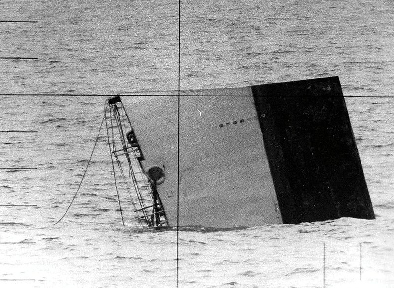 Click image for larger version

Name:	800px-USS_Whitehurst_(DE-634)_sinking_on_28_April_1971.jpg
Views:	192
Size:	189.2 KB
ID:	81103