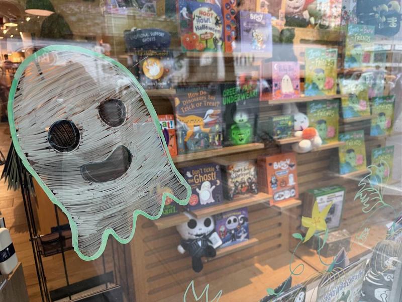 Click image for larger version  Name:	Early Halloween Display - 1.jpg Views:	0 Size:	148.3 KB ID:	120801